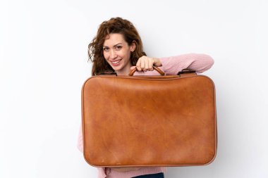 Soyutlanmış arka planda, elinde eski bir evrak çantası olan genç ve güzel bir kadın.