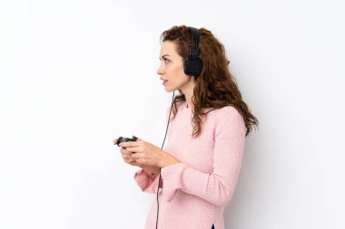 İzole edilmiş arka planda video oyunlarında oynayan genç ve güzel bir kadın.