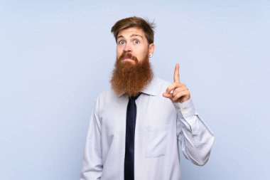 Uzun sakallı, soyutlanmış bir iş adamı işaret parmağıyla işaret etmek harika bir fikir.