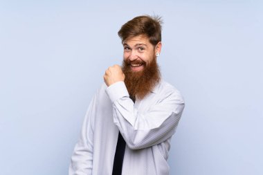 Uzun sakallı bir iş adamı izole bir geçmişi var ve zaferi kutluyor.