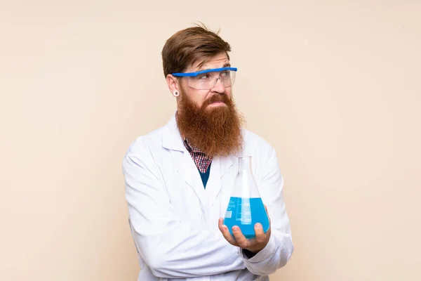 Rothaariger Mann Mit Langem Bart Vor Isoliertem Hintergrund Mit Wissenschaftlichem — Stockfoto