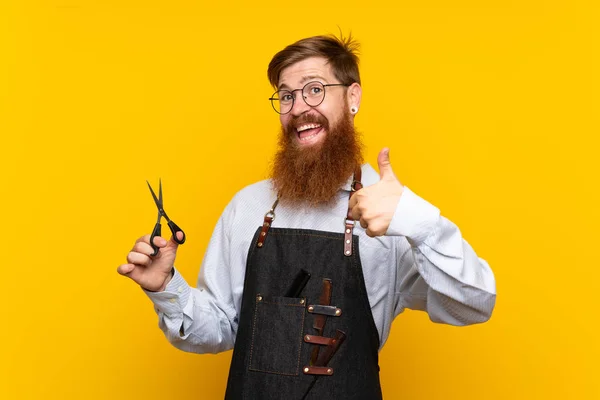 Barbeiro Com Barba Longa Avental Sobre Fundo Amarelo Isolado Com — Fotografia de Stock