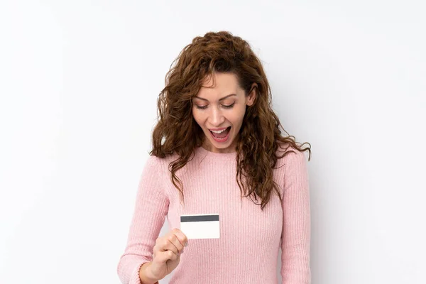 Joven Bonita Mujer Sobre Aislado Fondo Celebración Una Tarjeta Crédito — Foto de Stock