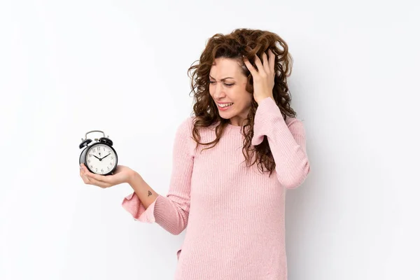 Jong Mooi Vrouw Geïsoleerde Achtergrond Holding Vintage Wekker — Stockfoto