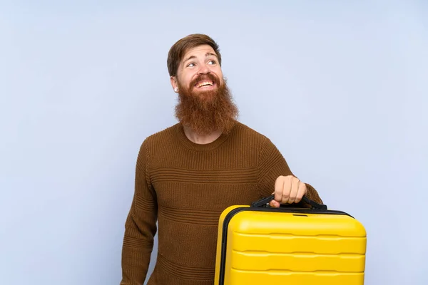 Pelirrojo Con Barba Larga Sosteniendo Una Maleta Mirando Hacia Arriba — Foto de Stock