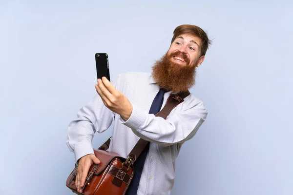Obchodník s dlouhými vousy mluvit s mobilem přes izolované pozadí — Stock fotografie