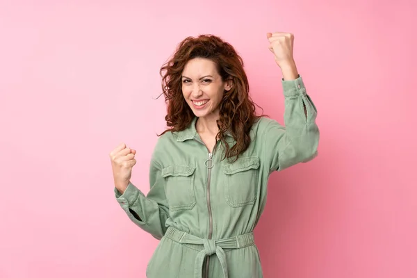 Jovem Bonita Mulher Sobre Isolado Fundo Rosa Celebrando Uma Vitória — Fotografia de Stock