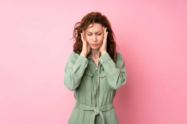 Jonge Mooie Vrouw Geïsoleerde Roze Achtergrond Met Hoofdpijn — Stockfoto