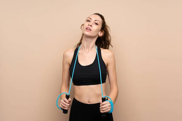 Mujer Deportiva Joven Sobre Fondo Aislado Con Cuerda Salto —  Fotos de Stock