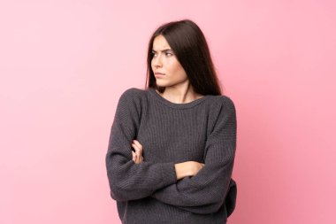 Soyutlanmış pembe arkaplan portresi