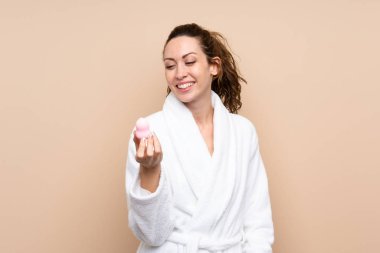 Tecrit edilmiş bir geçmişi olan bornozlu genç bir kadın.