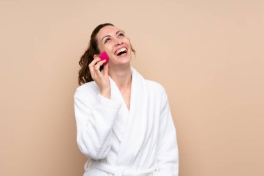 Tecrit edilmiş bir geçmişi olan bornozlu genç bir kadın.