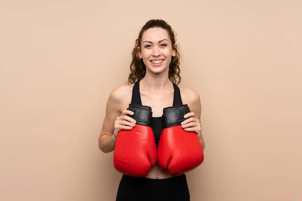 Junge Sportlerin Vor Isoliertem Hintergrund Mit Boxhandschuhen — Stockfoto