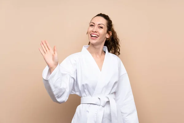 Mujer Joven Haciendo Karate Saludando Con Mano Con Expresión Feliz — Foto de Stock