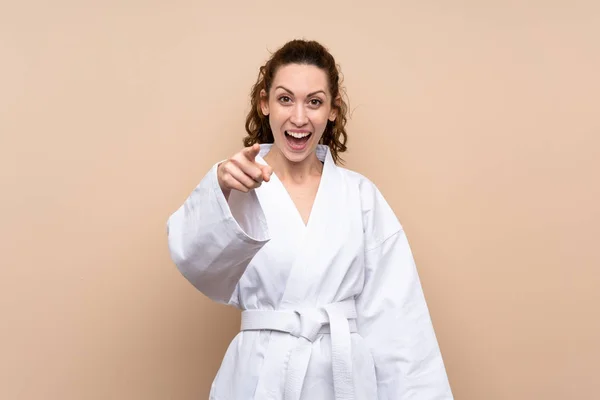 Junge Frau Beim Karate Überrascht Und Zeigt Nach Vorne — Stockfoto