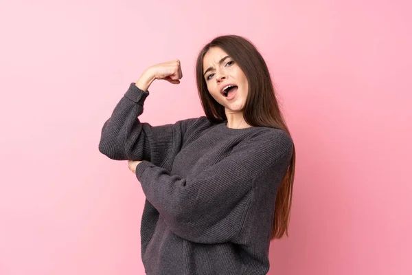 Joven Mujer Sobre Aislado Rosa Fondo Haciendo Fuerte Gesto —  Fotos de Stock