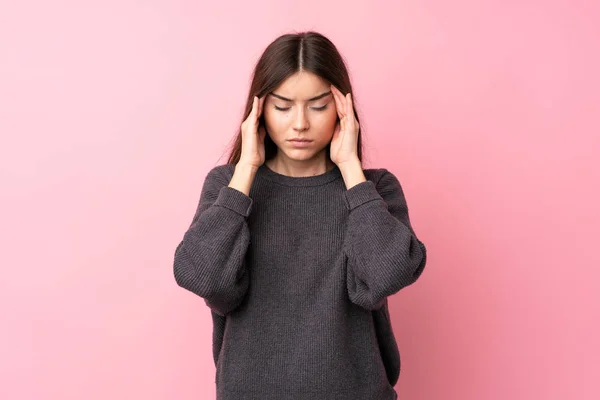 Giovane Donna Sfondo Rosa Isolato Con Mal Testa — Foto Stock