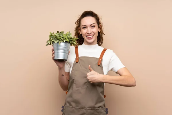 Tuinman Vrouw Houdt Een Plant Met Duimen Omhoog Omdat Iets — Stockfoto