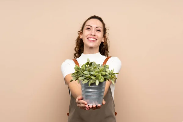 Kertésznő kezében egy növény — Stock Fotó