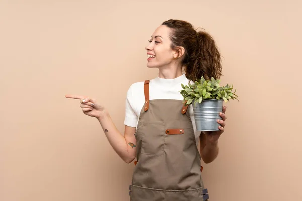 Tuinman Vrouw Met Een Plant Die Naar Zijkant Wijst Een — Stockfoto