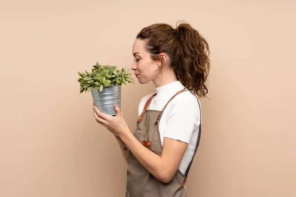 Giardiniere donna che tiene una pianta — Foto Stock