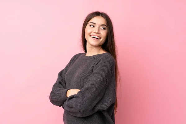 Jovem Mulher Sobre Isolado Fundo Rosa Com Braços Cruzados Feliz — Fotografia de Stock