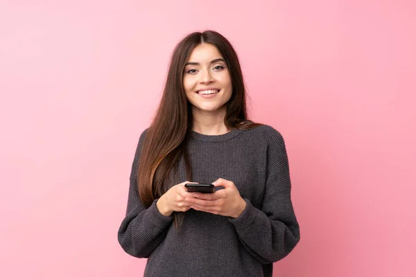 Junge Frau Vor Isoliertem Rosa Hintergrund Sendet Eine Nachricht Mit — Stockfoto