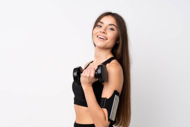 Genç bayan izole edilmiş beyaz arka planda halter yapıyor.