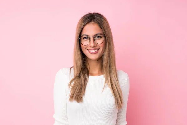 Mujer Rubia Joven Sobre Fondo Rosa Aislado Con Gafas —  Fotos de Stock