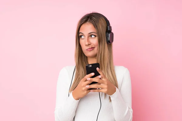 Mujer Rubia Joven Sobre Fondo Rosa Aislado Usando Móvil Con —  Fotos de Stock