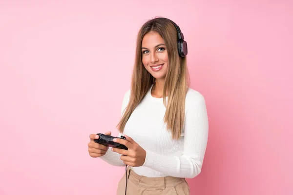 Jong Blond Vrouw Geïsoleerde Roze Achtergrond Spelen Videogames — Stockfoto