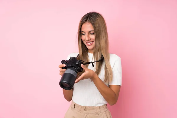 Молодая Блондинка Изолированном Розовом Фоне Профессиональной Камерой — стоковое фото