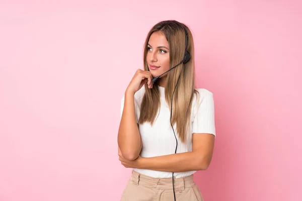 Mujer Rubia Joven Sobre Fondo Rosa Aislado Trabajando Con Auriculares —  Fotos de Stock