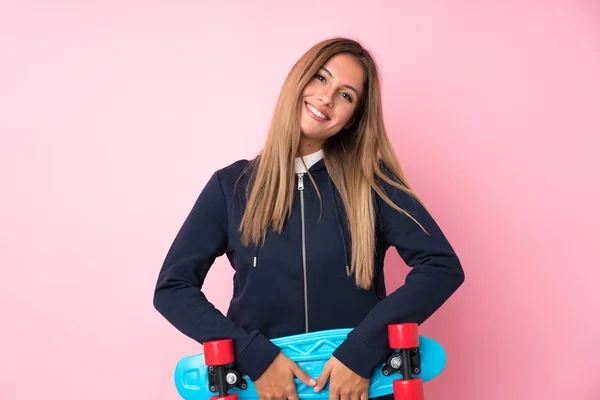 Junge Blonde Frau Über Isolierten Rosa Hintergrund Mit Skate — Stockfoto