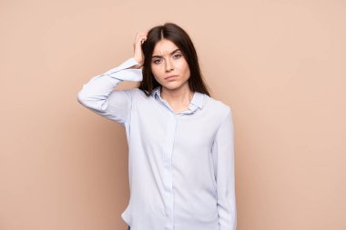 Tecrit edilmiş, hayal kırıklığına uğramış ve anlamayan genç bir kadın.