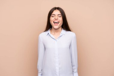 Izole arka plan üzerinde genç kadın ağzı tamamen açık ön bağırarak