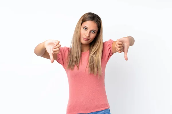 Mujer Rubia Joven Sobre Fondo Blanco Aislado Mostrando Pulgar Hacia — Foto de Stock