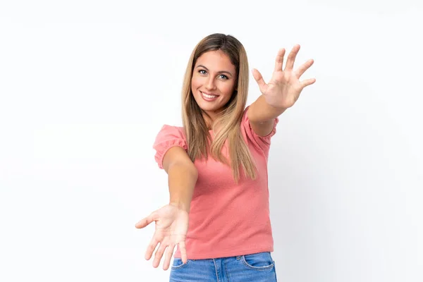 Ung Blond Kvinna Över Isolerad Vit Bakgrund Presentera Och Inbjudande — Stockfoto