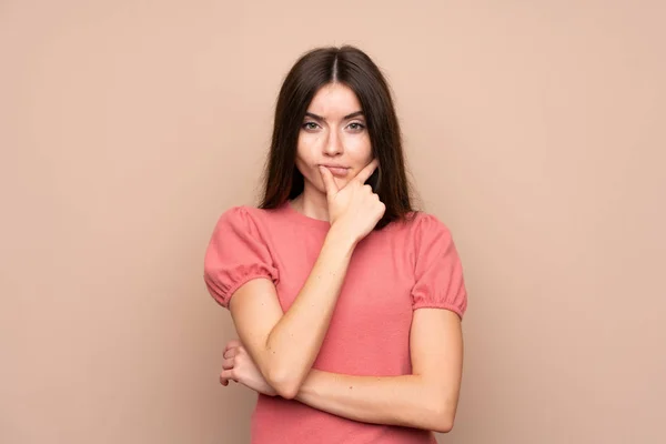 Mujer Joven Sobre Fondo Aislado Pensando Una Idea —  Fotos de Stock