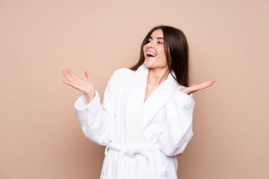Bornozlu genç bir kız izole edilmiş bir geçmişi var ve yüzünde sürpriz bir ifade var.