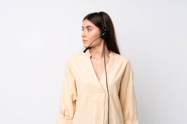 İzole edilmiş beyaz arka planda genç bir pazarlamacı kadın.