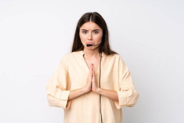 Soyutlanmış beyaz bir geçmişi olan genç bir pazarlamacı kadın