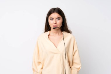 Soyutlanmış beyaz geçmişi olan genç pazarlamacı kadın üzgün.