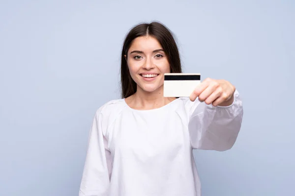 Young Woman Isolated Blue Background Holding Credit Card — 图库照片