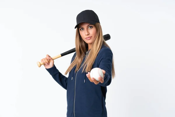외로운 배경 위에서 야구를 하고 있는 젊은 금발 여자 — 스톡 사진
