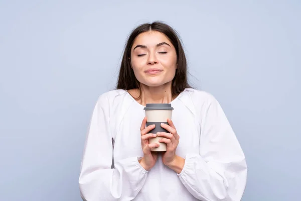 Giovane Donna Sfondo Blu Isolato Che Tiene Caffè Portare — Foto Stock