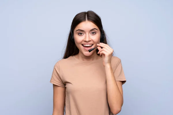 Mujer Joven Sobre Fondo Azul Aislado Trabajando Con Auriculares — Foto de Stock