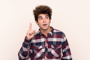 Kafkasyalı genç bir adam bir fikir düşünüyor.