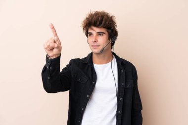 Telemarketer adam izole edilmiş arka plan üzerinde bir kulaklık ile çalışıyor şeffaf ekrana dokunarak