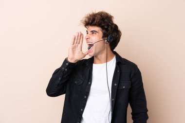 Tele pazarlamacı, izole bir arka planda çalışan ağzı açık bağıran bir adam.